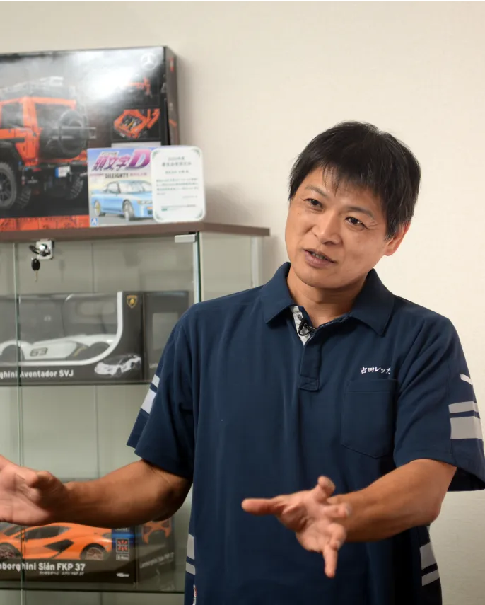 制服を着た男性スタッフが説明をしている様子